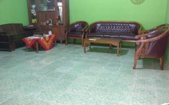 Adji Homestay - Hostel
