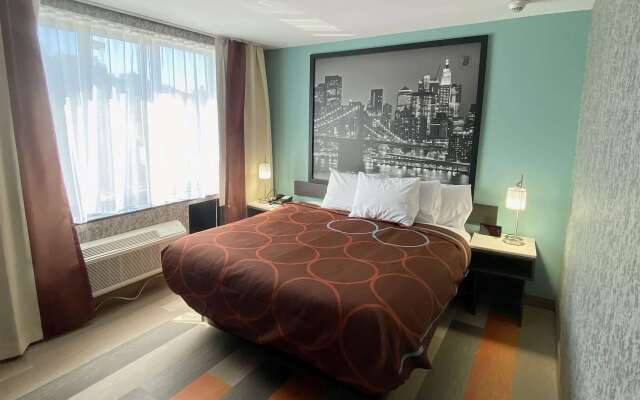 Super 8 by Wyndham Brooklyn Williamsburg