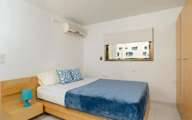 3BR Apt Steps from Sea W Parking