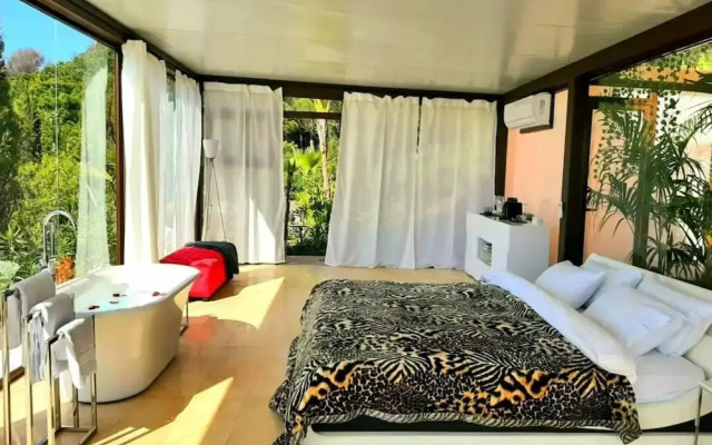 Stylish, Beautiful and Exotic Oleandro Glass Suite