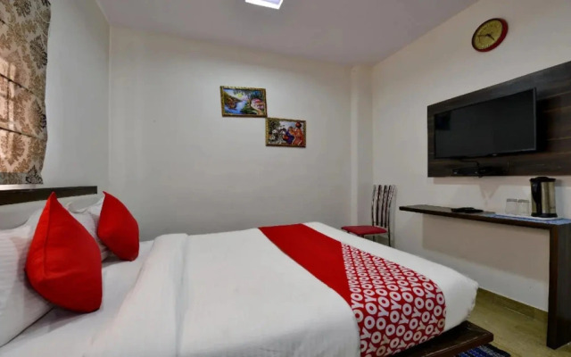 OYO 13903 Hotel Trivana