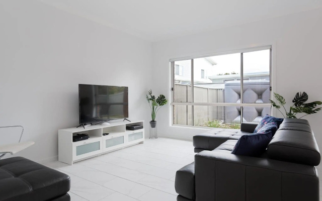 5B Bent Street - Large House With Ducted Air Con, Wifi And Foxtel – Guest Rooms – Fingal Bay