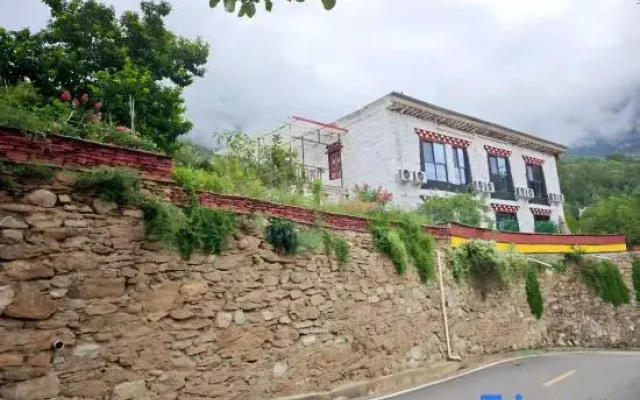 Heisha Zangmi Homestay (Zhonglu Tibetan Village)