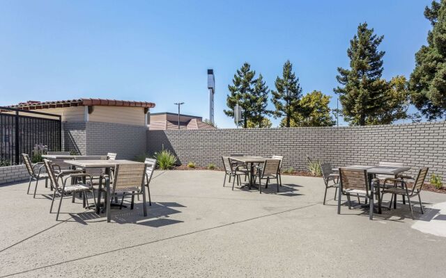 Country Inn & Suites by Radisson, Vallejo Napa Valley, CA