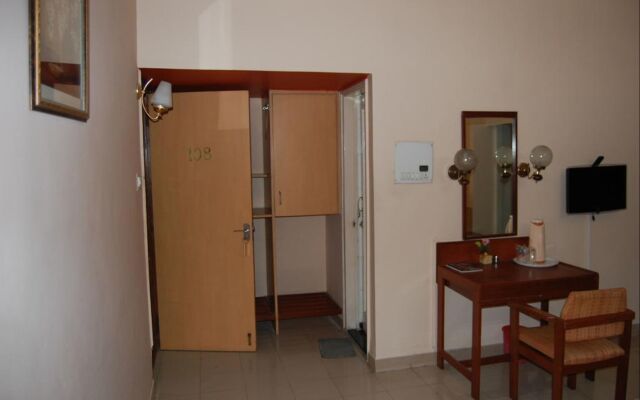 Hotel Raviraj