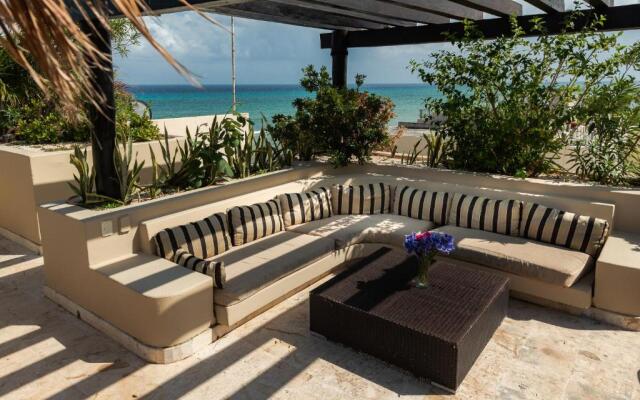 El Taj Oceanfront & Beachside Condo Hotel
