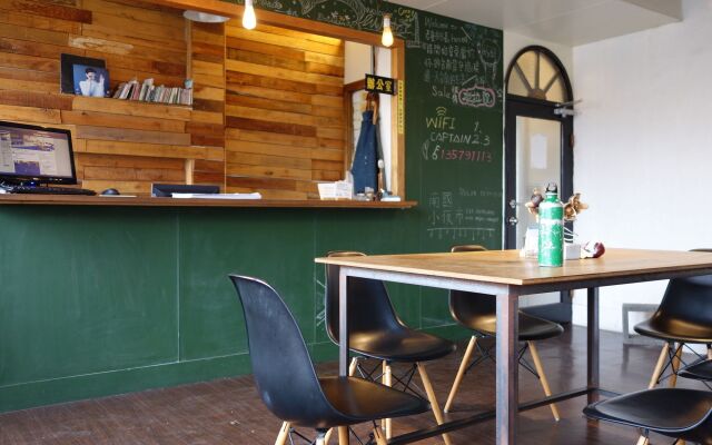 Oldmancaptain Hostel