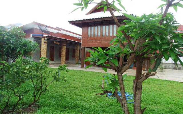 Pon-Pon & Nuan-La-Or