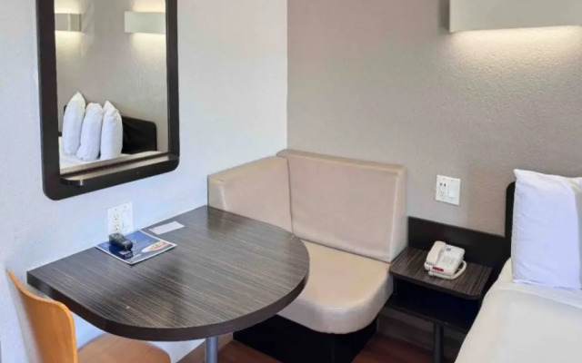 Motel 6 Ontario, CA - Airport