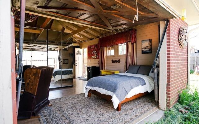 Casa de Henrichs & The Den Spacious Backyard