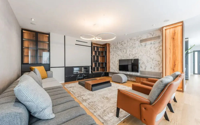 Villa Serenity Luxury Lakeside Manor