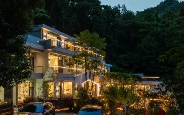 Mountain and Courtyard Homestay
