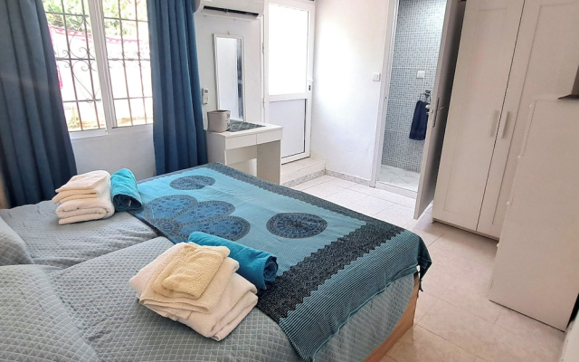 2 Bed Villa - Sleeps 5 - Private Pool & Garden