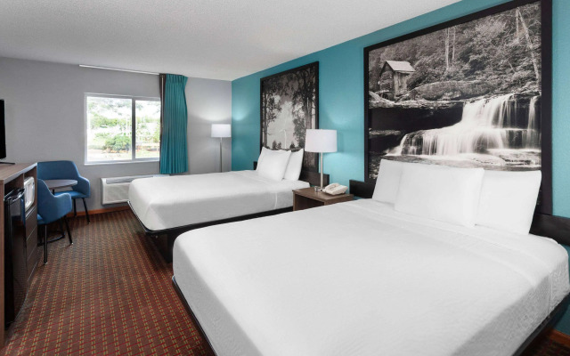 Super 8 by Wyndham McHenry/Fox Lake Area