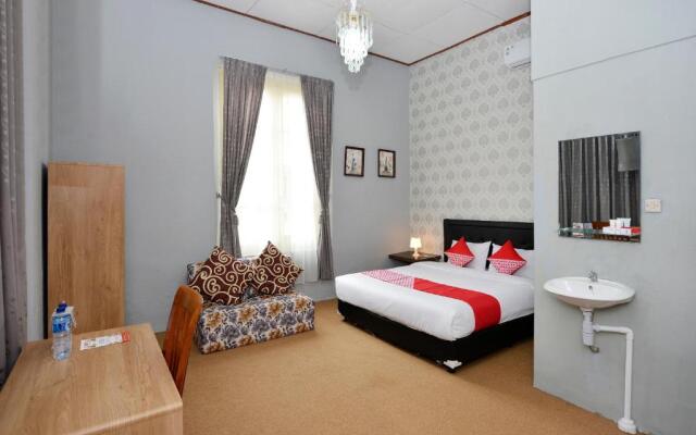 OYO 1303 Golden Inn 2