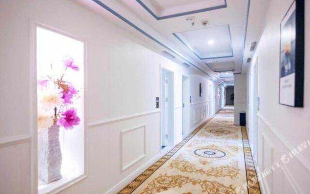 Huayang Fashion Holiday Grand Hotel (Chengdu Nanhu Park)
