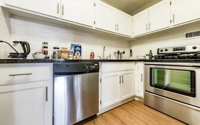 2 BR Apartment Pool Sleeps 6