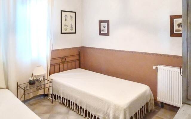 House With 2 Bedrooms in Oppède, With Wonderful Mountain View, Pool Ac