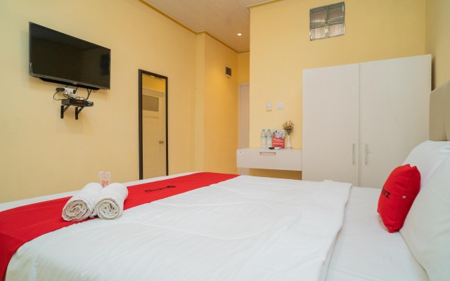 RedDoorz Plus Syariah near Pasar Turi