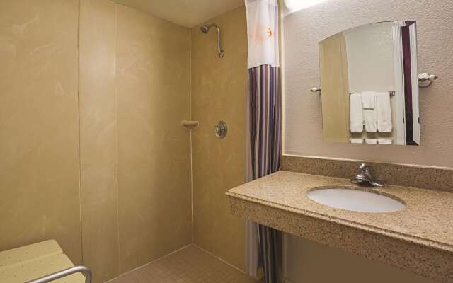 Wingate by Wyndham Galveston Beachfront at the Seawall