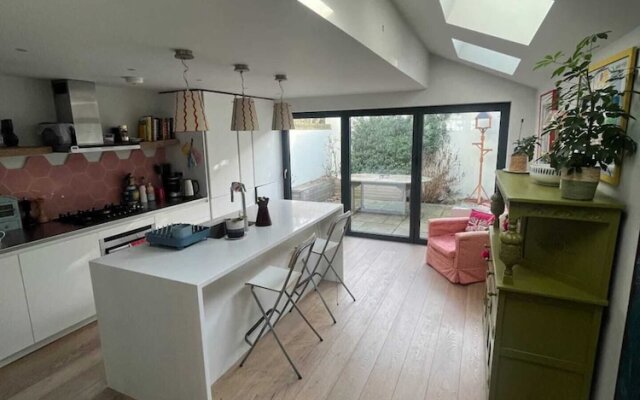 Stylish and Spacious 2 Bedroom House in Brixton