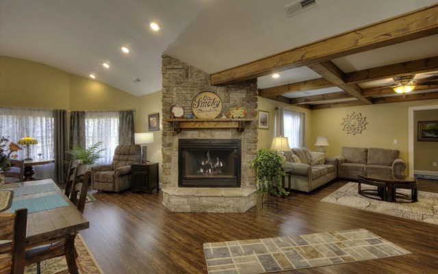 Running Bear #3375 3 Bedroom Cabin