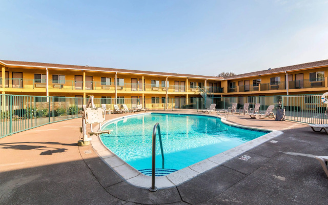 Quality Inn & Suites near Downtown Bakersfield