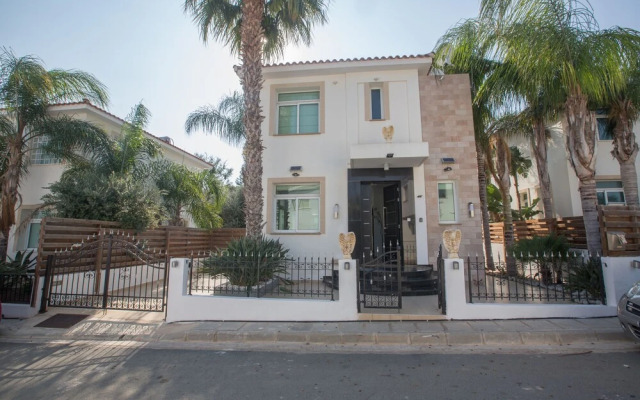 Villa Naomi, Beautiful 4bdr Central Protaras Villa with Private Pool