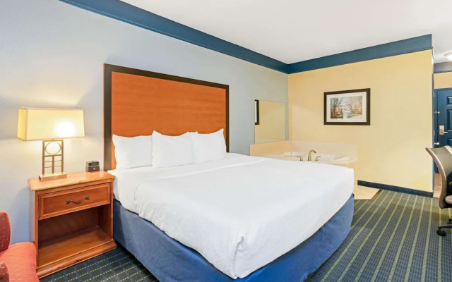 La Quinta Inn & Suites Shawnee