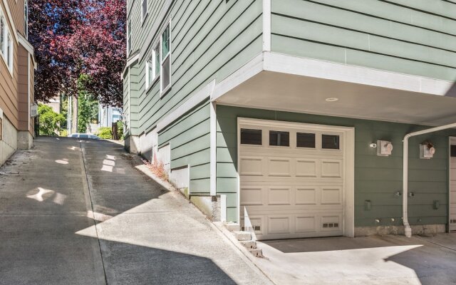 Seattle Vacation Home: The Great Wall