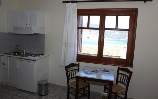 Pleoussa Studio and Apartments