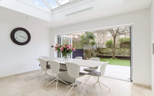Luxury 5-bedroom Town House in Brook Green Central London