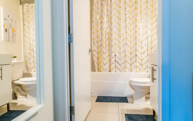 Comfy DT Loft w Parking Rooftop Patio BBQ Gym