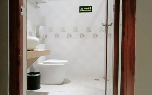 Q+ Nanxiong Xinhewan Business Hotel