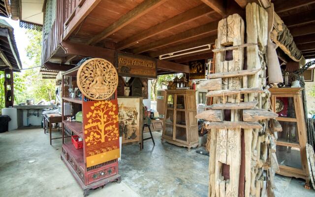 Boon Home Stay Arts and Crafts