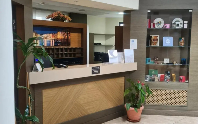 Raya Hotel Motel