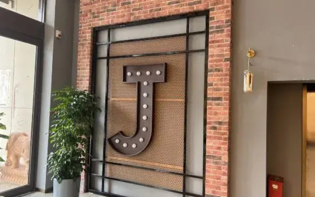 James Joyce Coffetel Hotel (Shijiazhuang Zhongchu Square Shizhuang Subway Station)