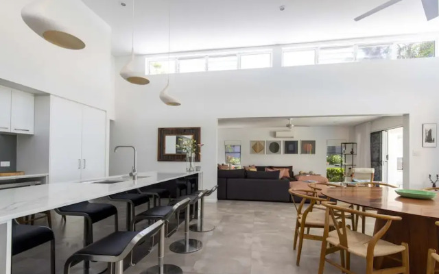 Tenterfield Beachfront Luxury 4 Bedroom Holiday Home