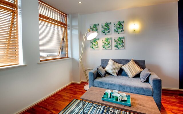 Stylish Central Reading Apartment with Free Parking