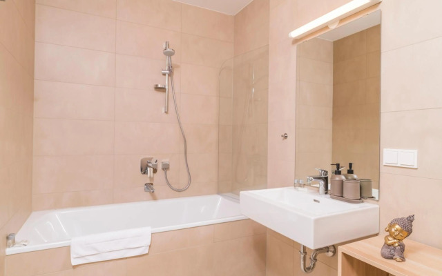 Triiiple Tower Dream Apartments with Rooftop-Summer-Pool by ichbucheAT