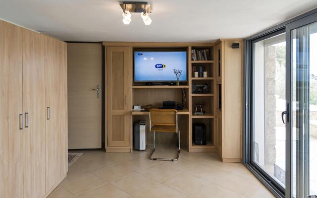 Porto Cheli Studio - Poolside Lux Getaway