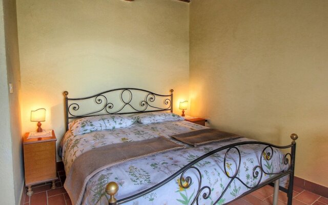 A Quaint Farmhouse in Paciano with Swimming Pool