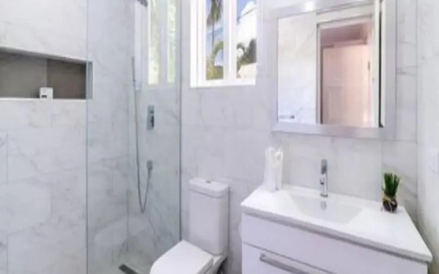 Villa Francoise - 4 Bedroom Beachfront w Pool
