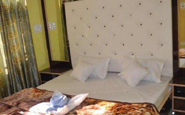 Goroomgo Nice One Palace Srinagar