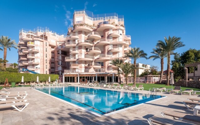 Renovated White 3BD next to Beach - Pool