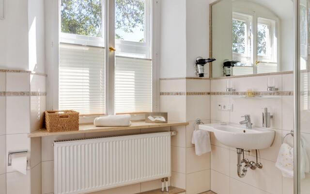 Lavish Castle in Riedenburg with Garden near Lake