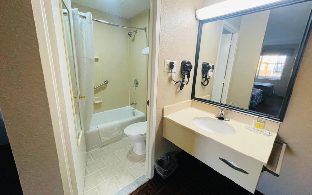 Super 8 by Wyndham Gloucester