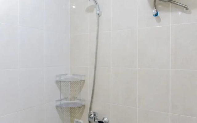 Fresh And Bright Studio Room At Nifarro Park Apartment