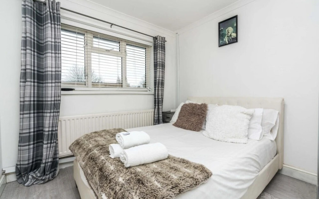 NEW Sleek Light Filled 2 Bedroom Flat With Garden