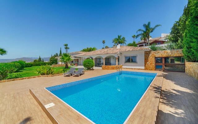 Villa Mimosa sleeps 8 with Guest house.